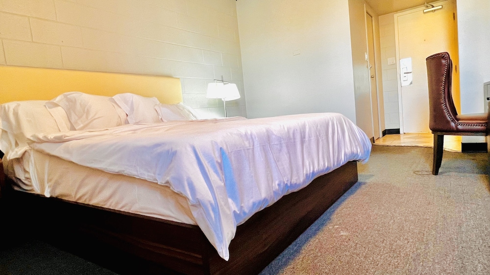 Comfort Room, 1 King Bed - Photo 1