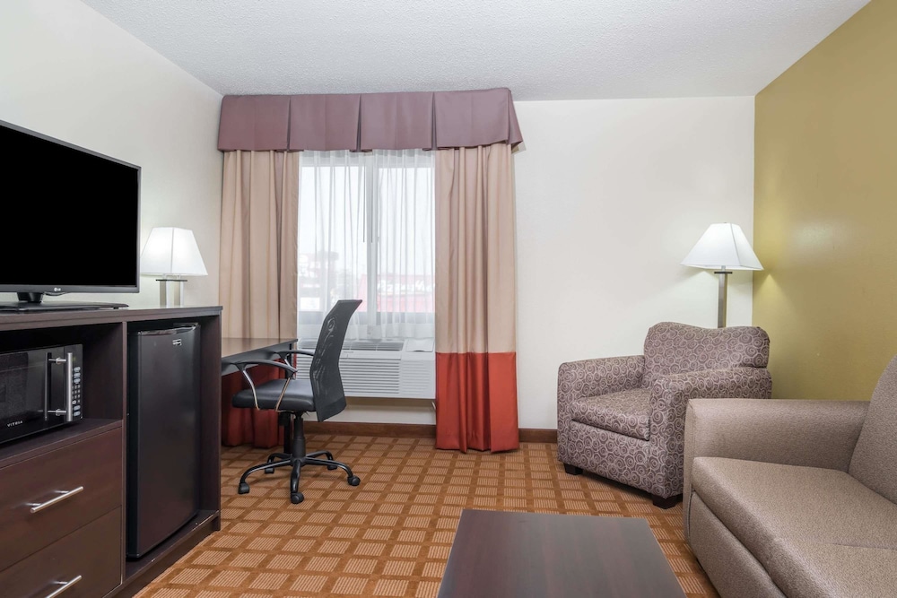Studio Suite, 1 King Bed, Non Smoking photo 2