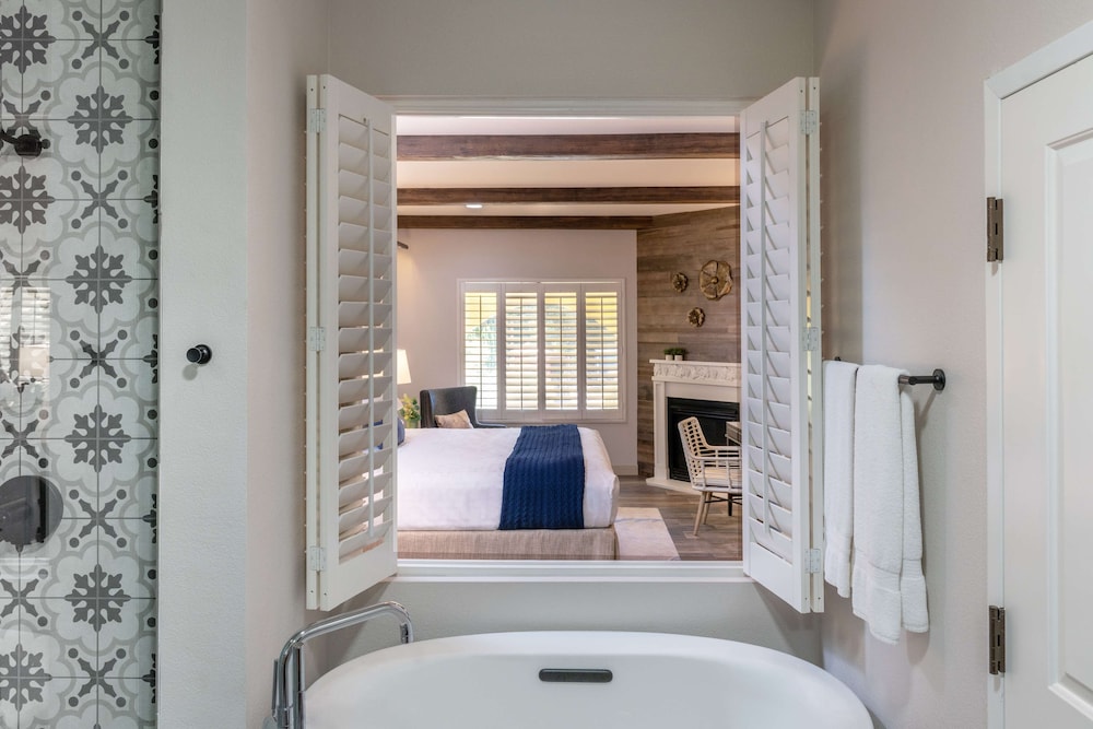 Room, 1 King Bed, Fireplace (Soaking Tub) - Photo 4