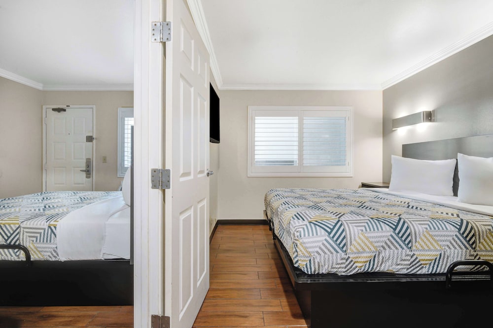 Deluxe Suite, 2 Queen Beds, Non Smoking, Refrigerator & Microwave photo 1