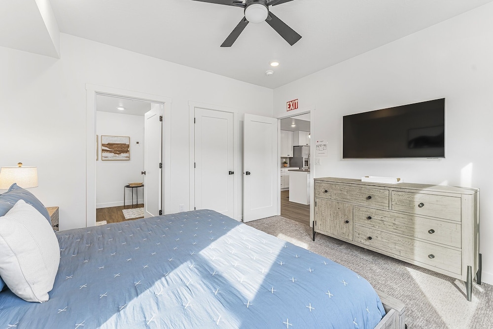 Condo, 2 Bedrooms photo 3