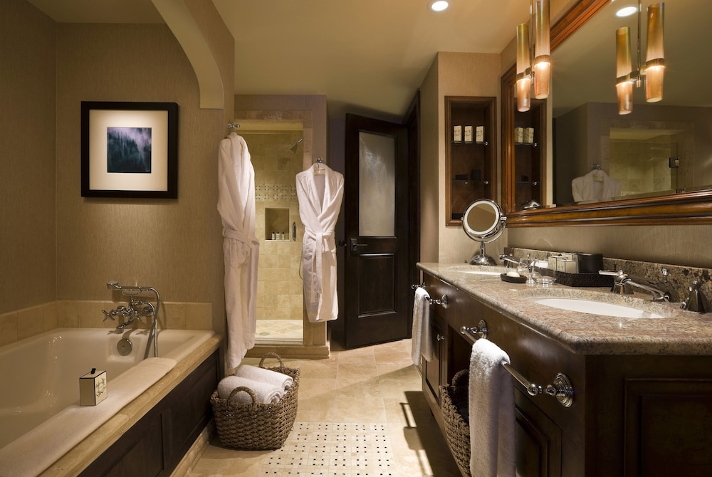 Room, 2 Queen Beds, Balcony - Photo 6