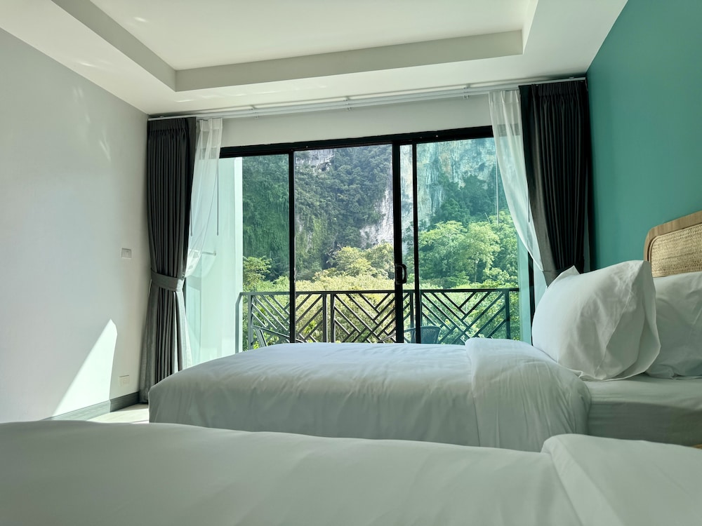 Panoramic Room, 1 King Bed, Mountain View - Photo 9