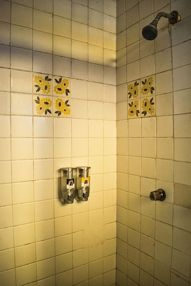 Standard Twin Room - Photo 6