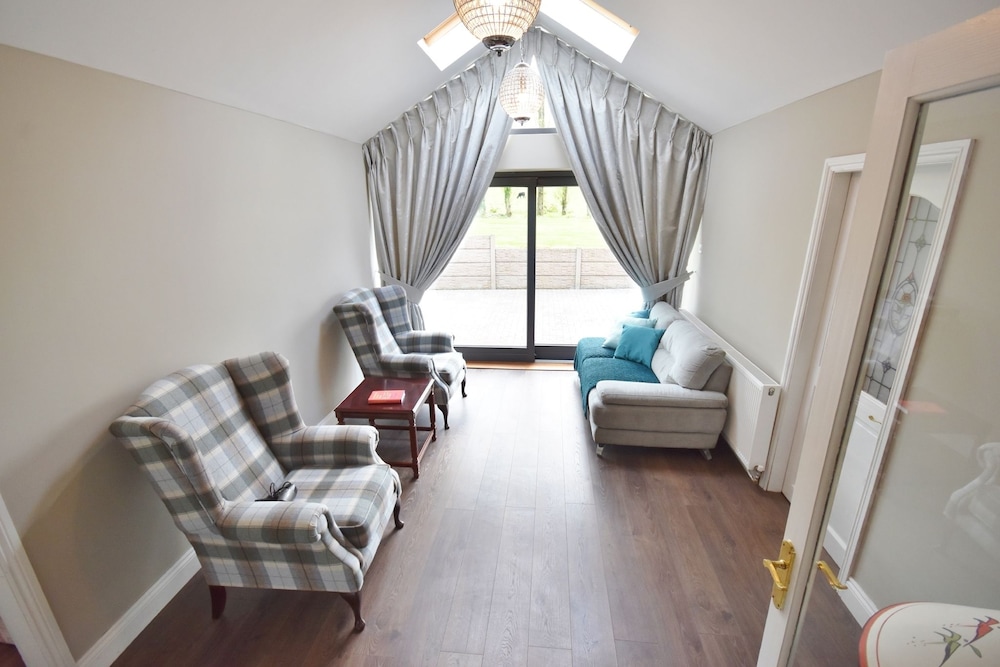 Family Room, Ensuite photo 1