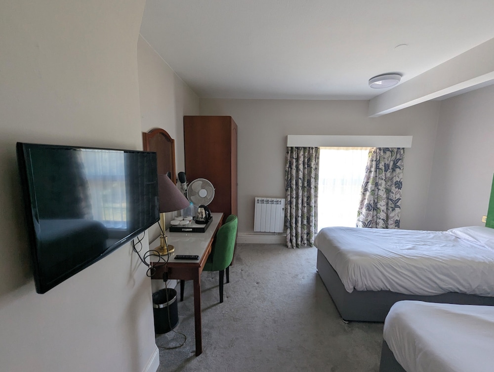Standard Room, 3 Twin Beds photo 3