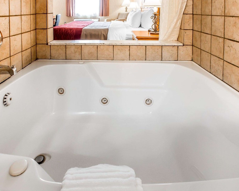 Standard Room, 1 King Bed, Smoking, Jetted Tub - Photo 4