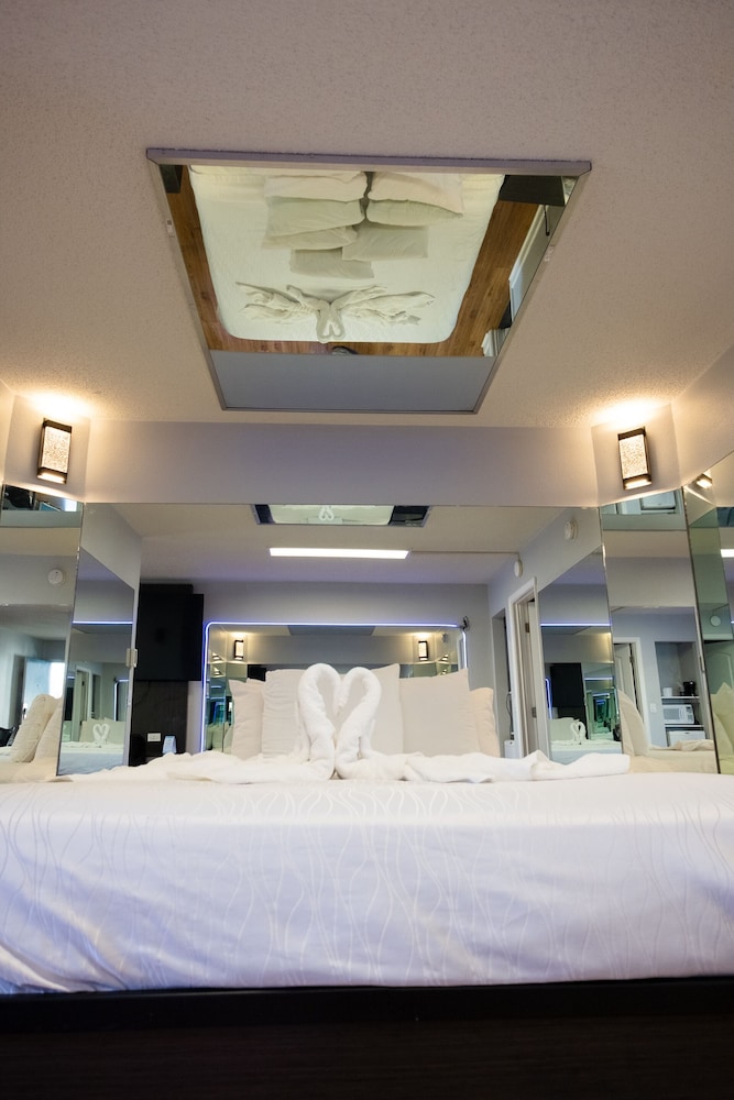 Romantic Room, 1 King Bed - Photo 13