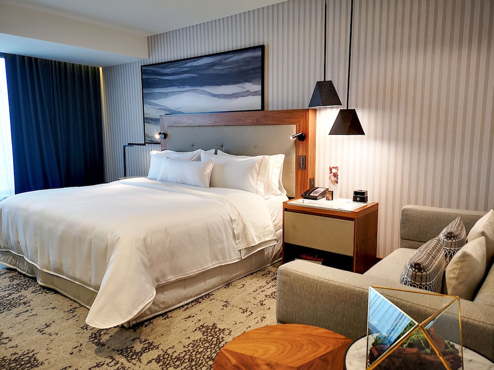 Premium Room, 1 King Bed, City View thumbnail 5