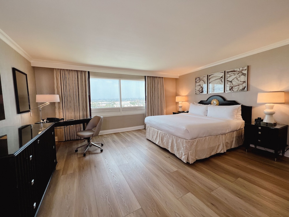 Deluxe Room, 1 King Bed, Accessible (Roll-in Shower) photo 3