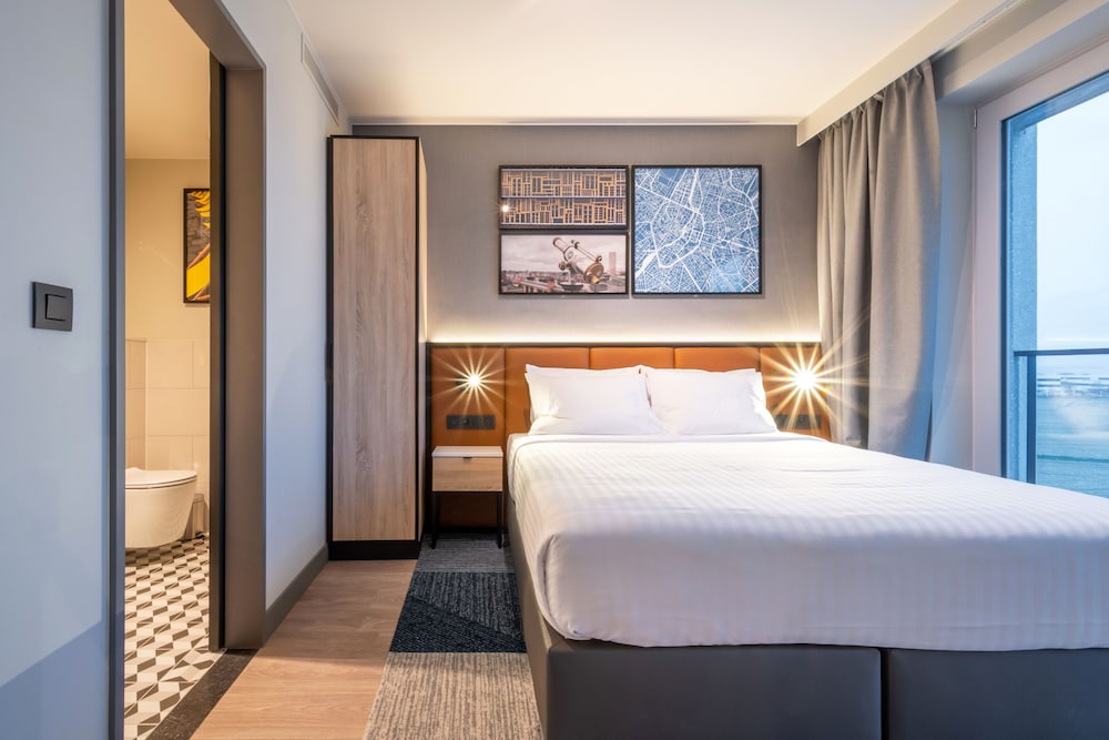 Suite, 1 Bedroom - Photo 9