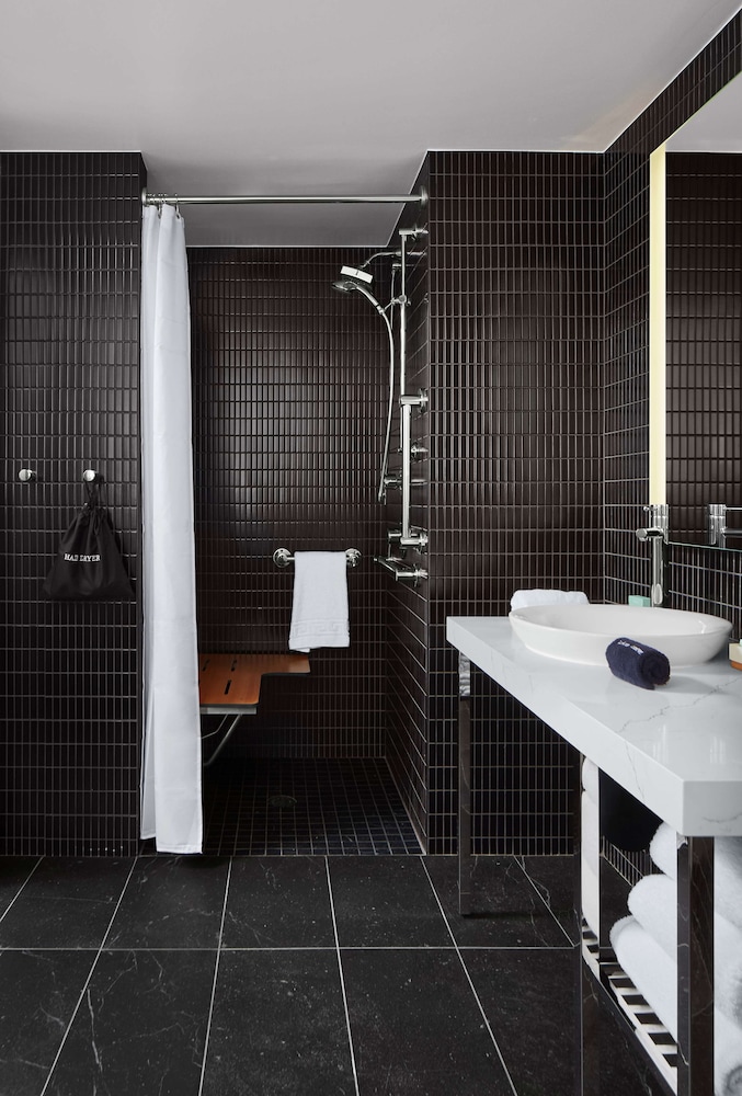 Studio, 1 King Bed, Accessible (Roll-In Shower) - Photo 4