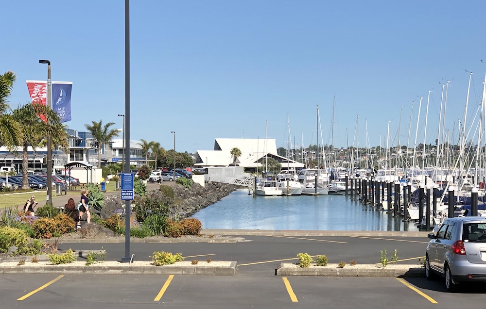 Deluxe Apartment, 1 Bedroom, Non Smoking, Marina View thumbnail 6