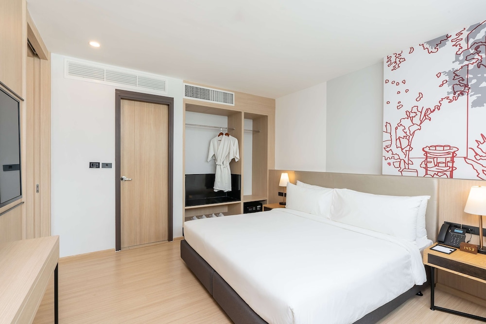 Suite, 1 King Bed, Non Smoking (Living Room) photo 3