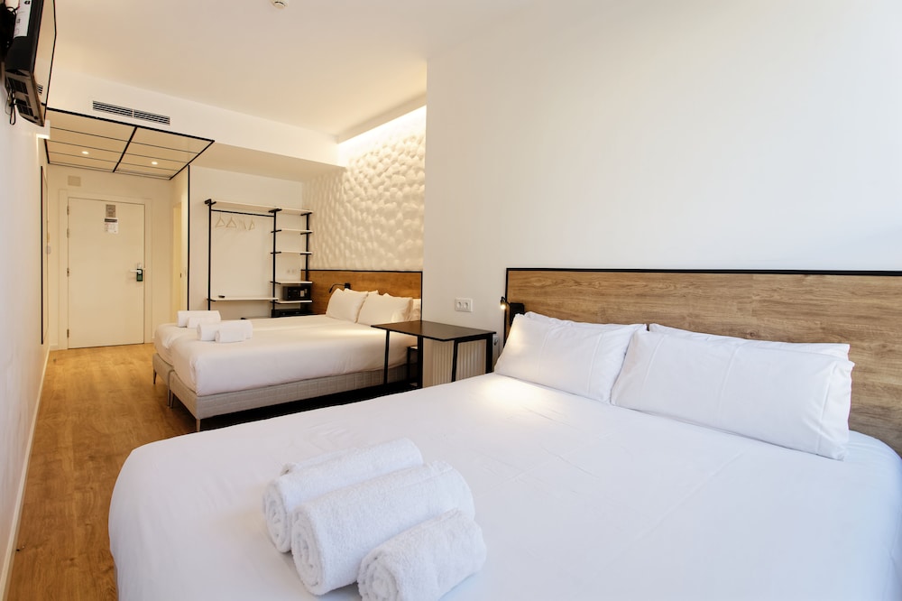 Standard Quadruple Room, City View photo 2