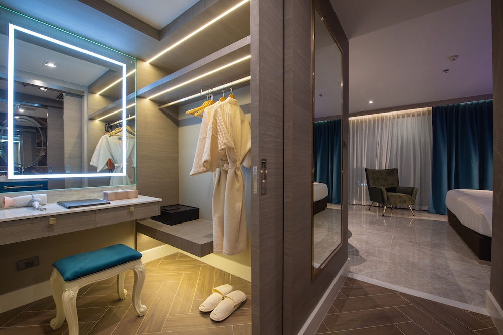 Premier Room (DEE Tower) - Photo 8
