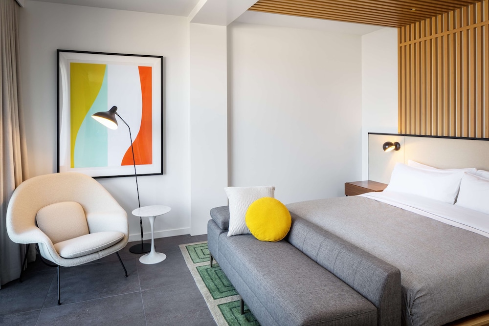 Suite, 1 King Bed, Accessible, Balcony - Photo 2