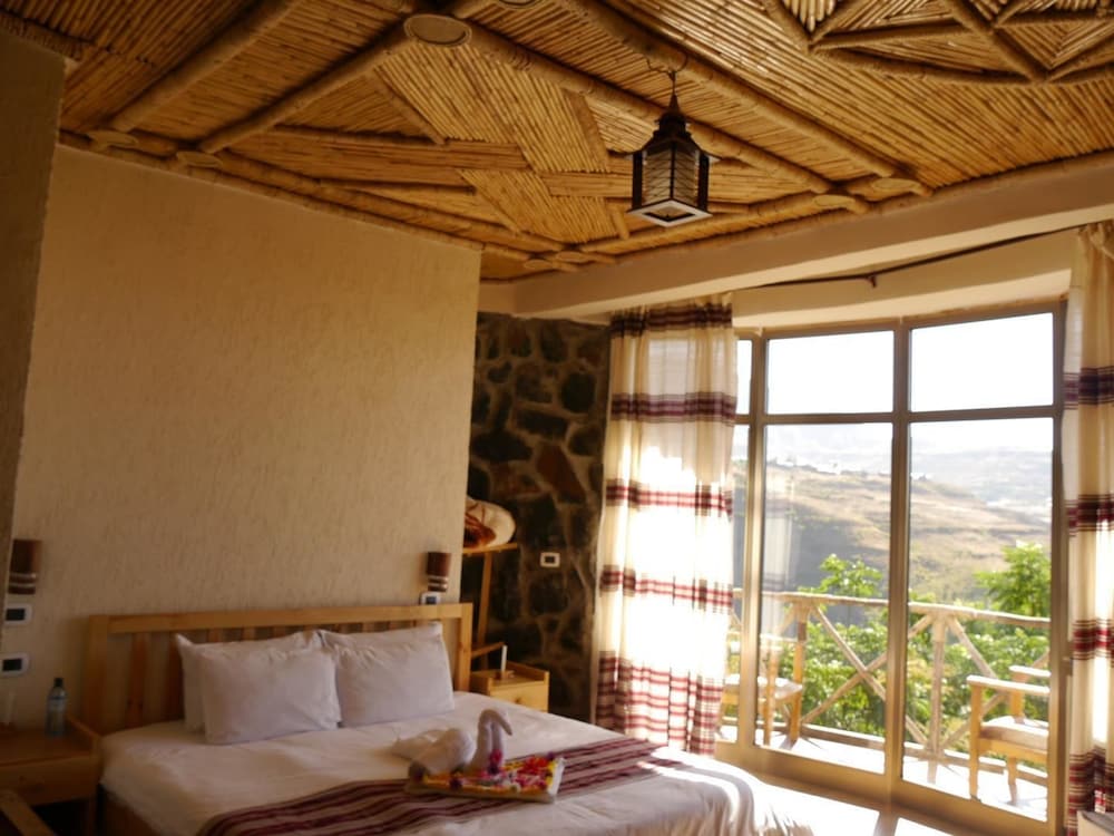 Traditional Suite, 1 King Bed, Balcony, Mountain View photo 3