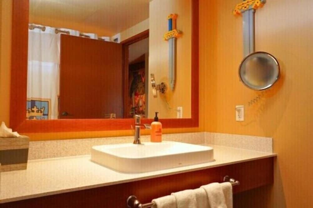 Knights & Dragons Deluxe Room at Castle Hotel photo 3