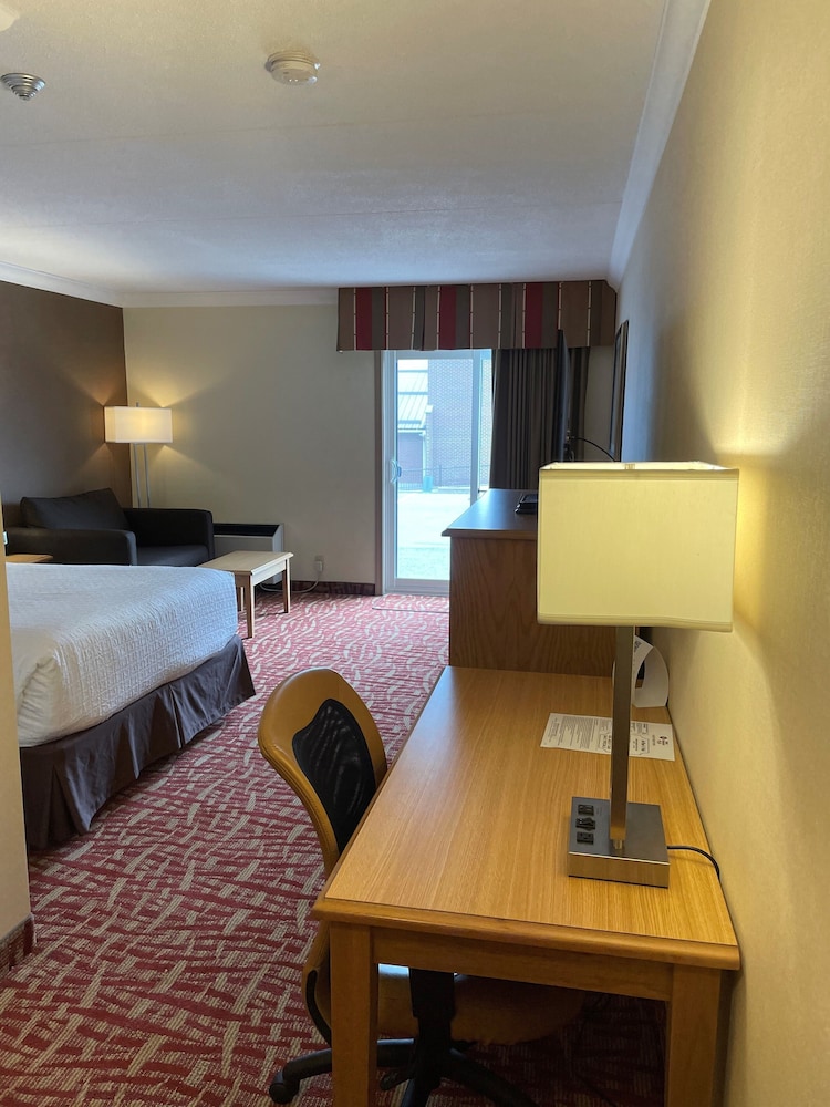 Standard Room, 1 Queen Bed, Accessible, Patio photo 3