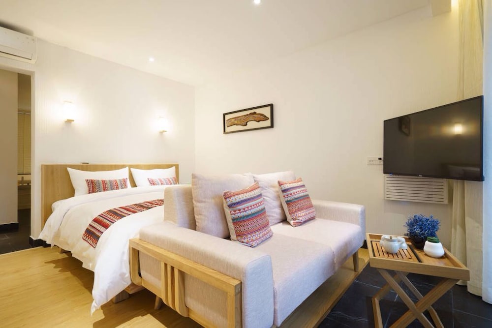 The Elegant River View Room