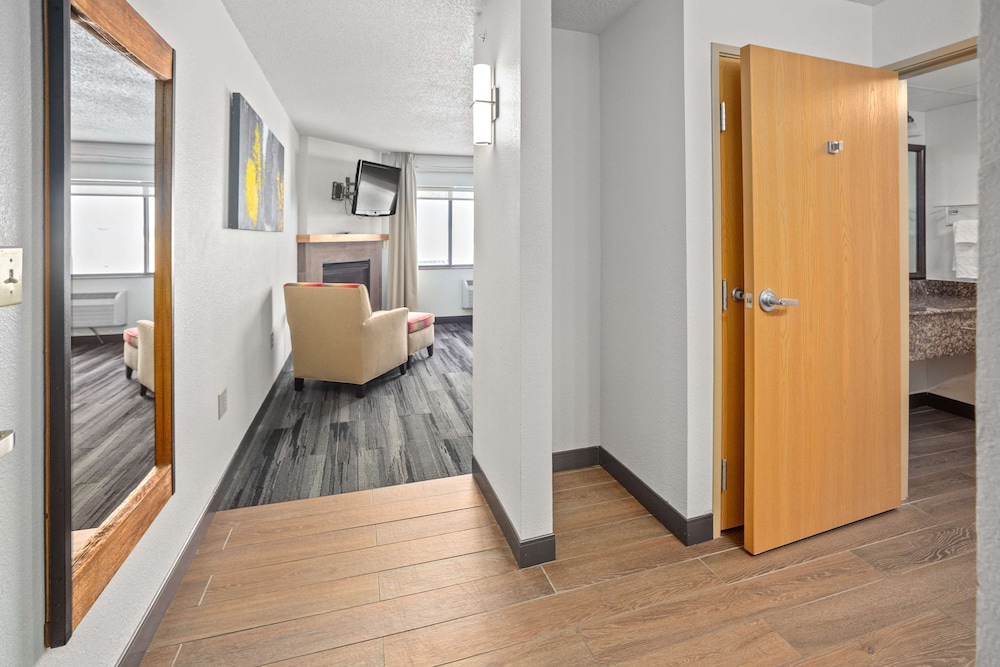 Suite, 1 King Bed, Non Smoking, Jetted Tub (Oversized Room) - Photo 2