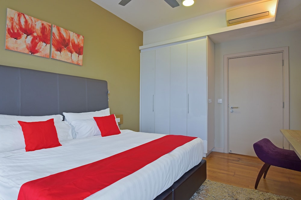 One Bedroom Suite - Twin Tower with Pool View