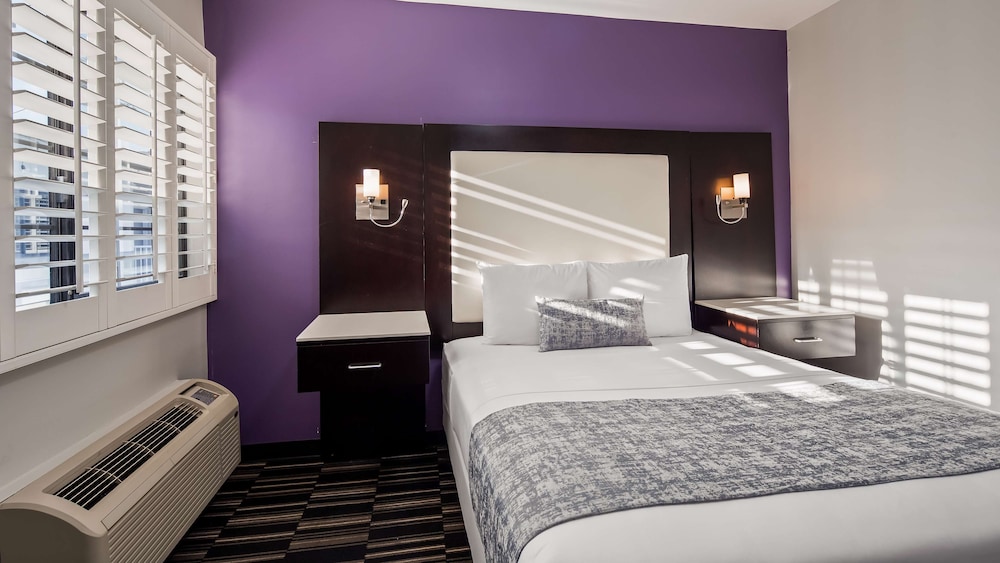 Standard Room, 1 Queen Bed, Non Smoking, Refrigerator & Microwave