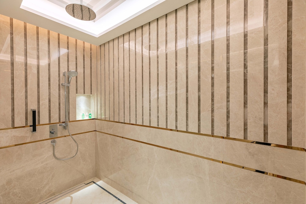Presidential Suite Four Bedroom Sea View with Club Lounge Access
