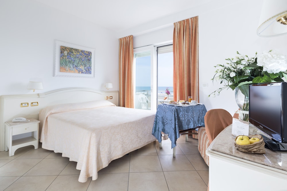 Superior Triple Room, Balcony, Sea View photo 2
