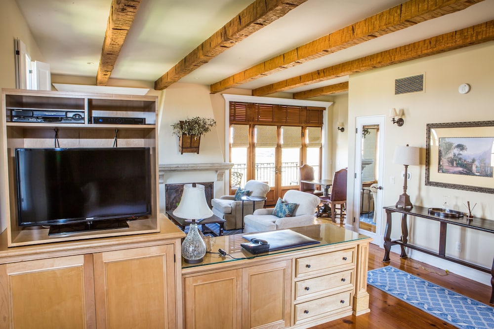 Grappa Suite, 1 Queen Bed, Vineyard View photo 3