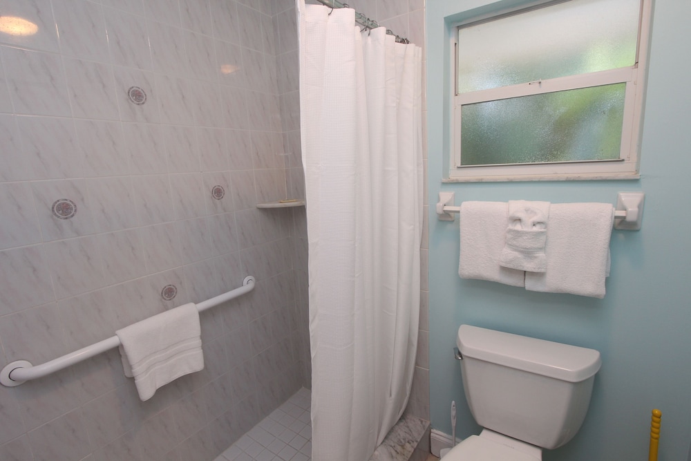 Deluxe Condo, 2 Bedrooms, 2 Bathrooms, Poolside photo 3