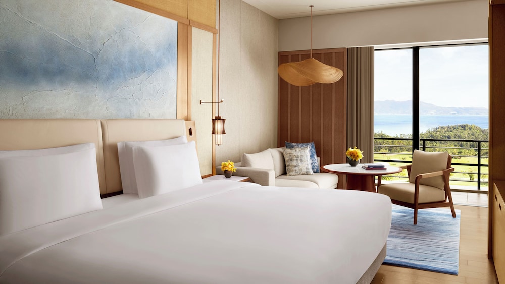 Deluxe Room, 1 King Bed, Balcony