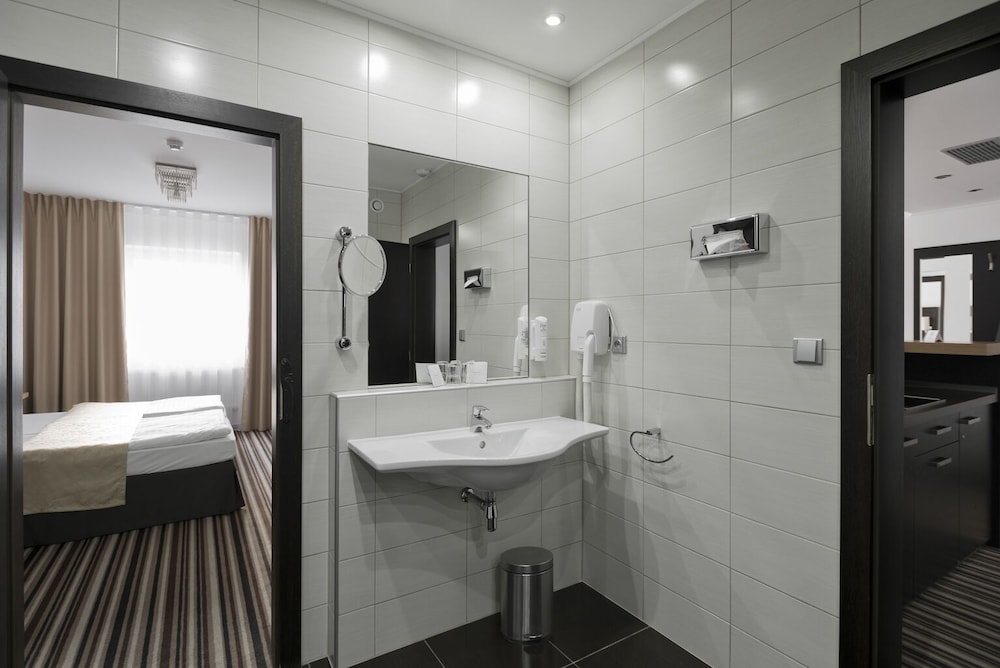 Business Suite - Photo 5