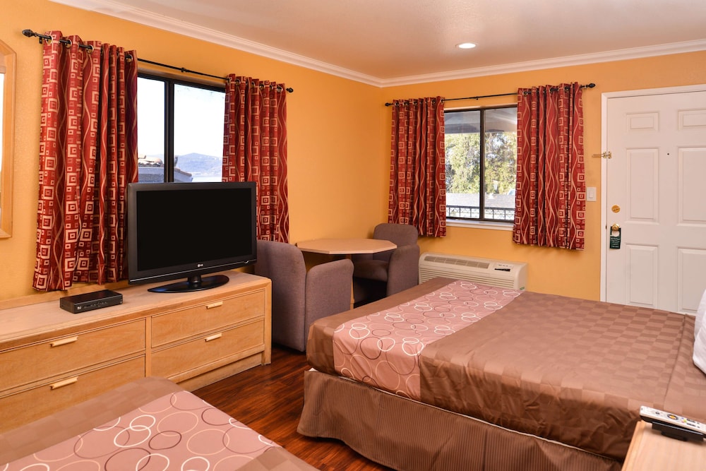 Room, 2 Queen Beds, Smoking photo 3