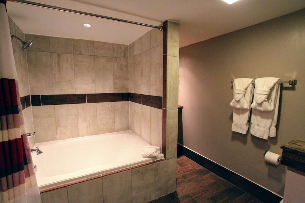 Honeymoon Suite - Photo 11