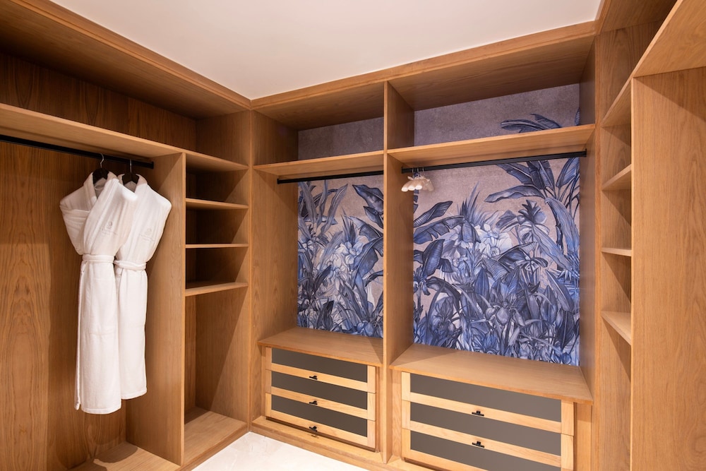 Junior Suite, 1 King Bed, Resort View (Balcony)