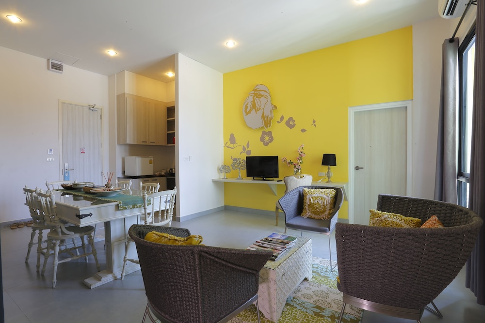 Executive Suite, 1 King Bed, Corner photo 2