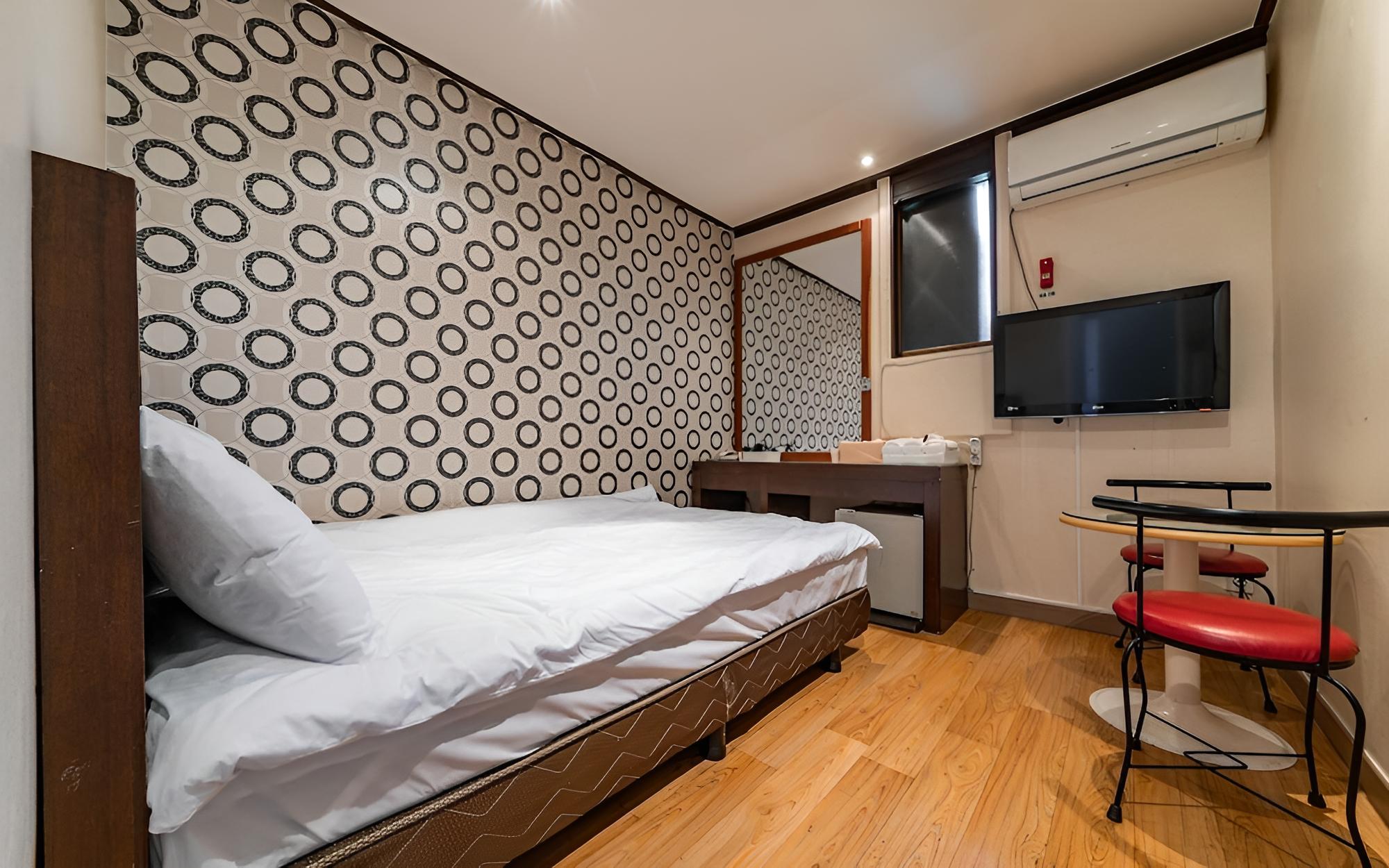 Room (Standard) - Photo 9