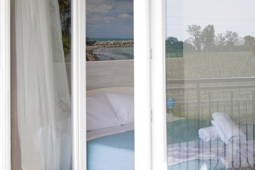 Double Room, Balcony, Partial Lake View photo 3