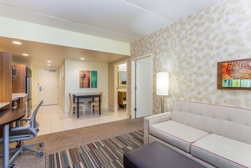 Queen One Bedroom Suite photo 2