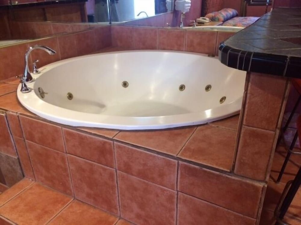 Standard Room, 1 Queen Bed (Jacuzzi Tub Included) photo 2