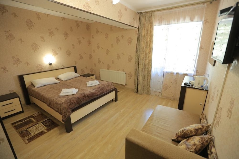 Family Room, 1 Queen Bed, Non Smoking, Mountain View