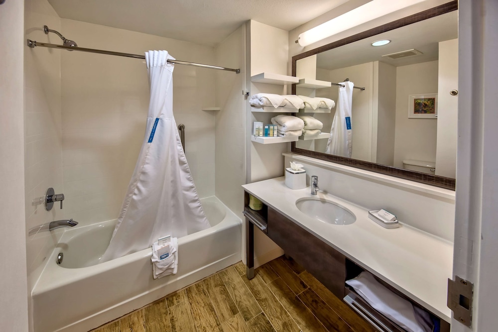 Standard Room, 2 Queen Beds - Photo 3