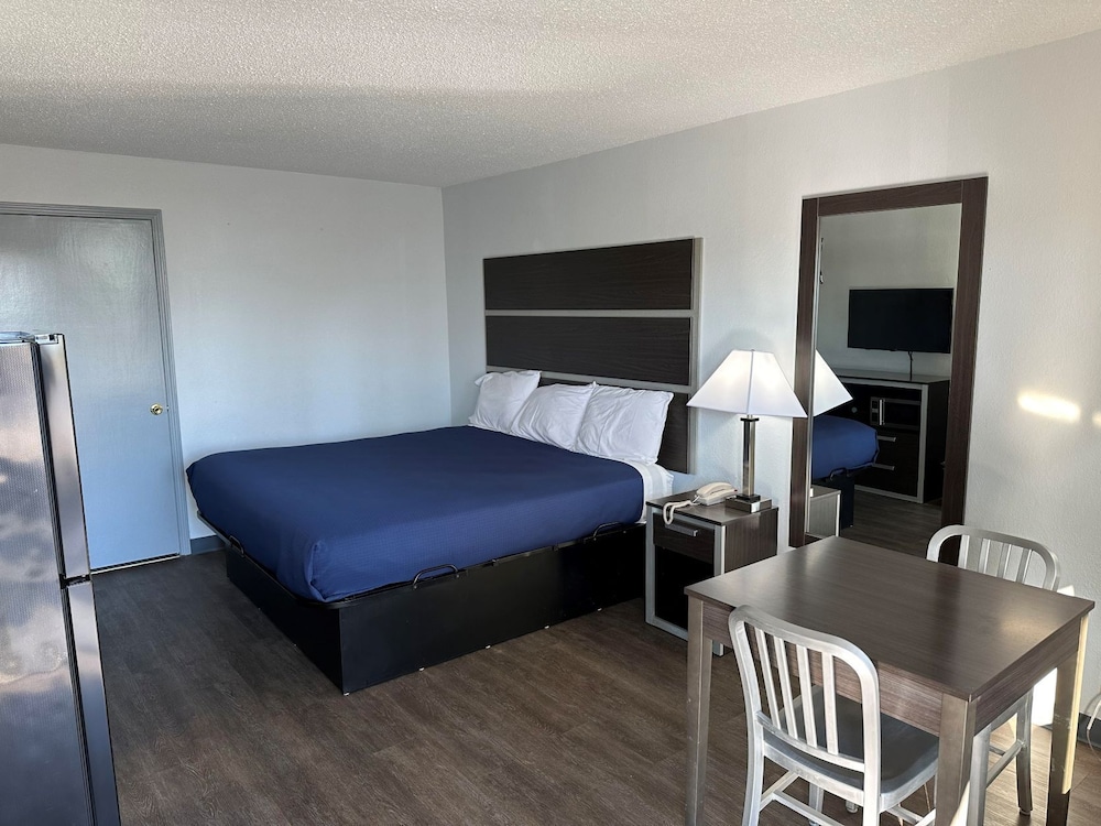 Accessible Room, 1 King Bed, Non Smoking, Refrigerator & Microwave - Photo 1