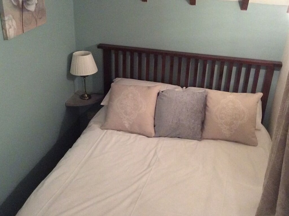 Basic Double Room, Ensuite (Small) photo 3