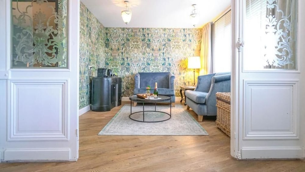Romantic Studio Suite - Photo 6