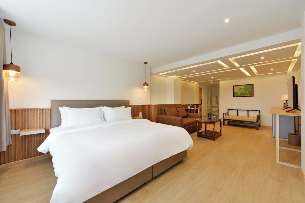 Standard Room, 1 King Bed, Non Smoking, City View photo 3