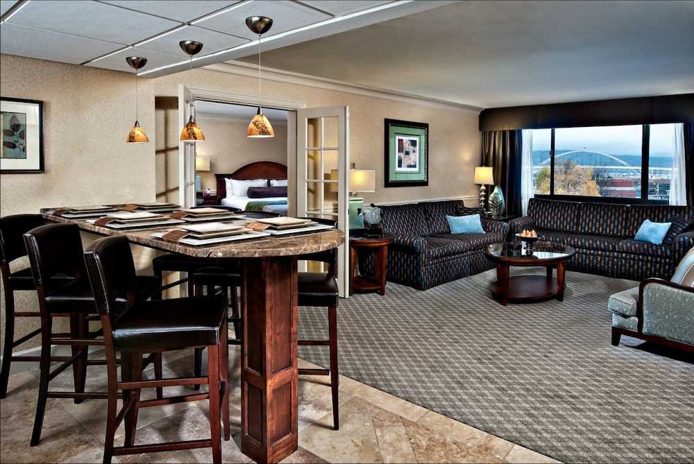 Queen Room with Two Queen Beds - High Floor/Non-Smoking thumbnail 6