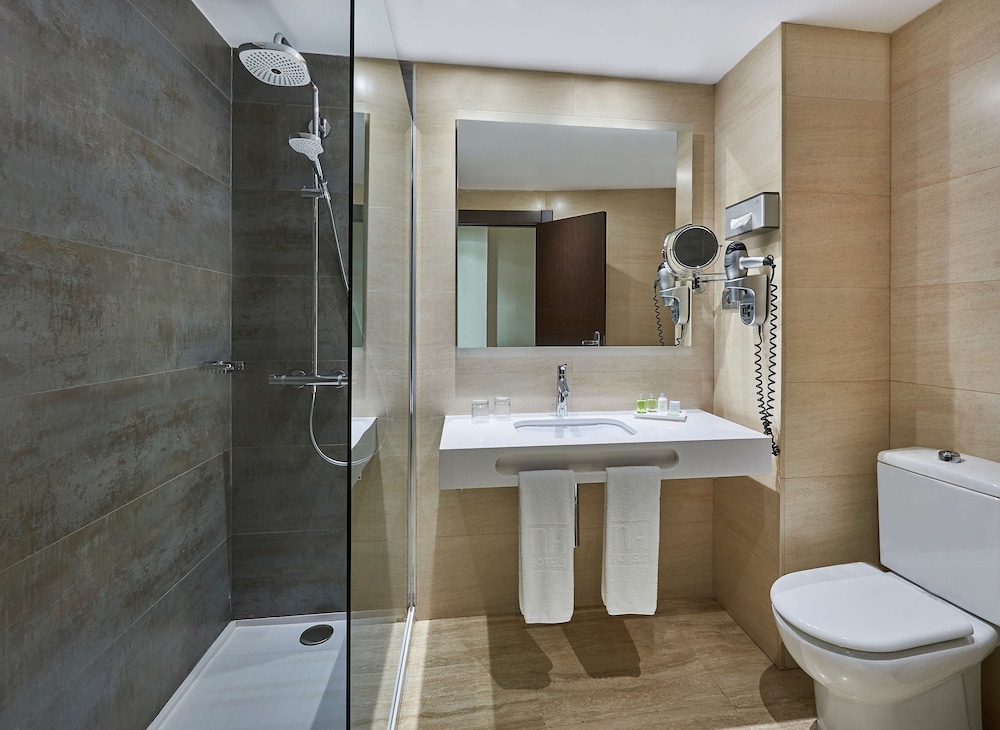 Standard room, view (extra bed 3 adults) thumbnail 6